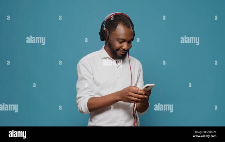 persona escuchando radio con auriculares modernos