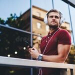 Cómo escuchar radio en el celular fácil y sin cortes persona-escuchando-radio-en-celular-moderno