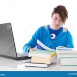 Cómo Estudiar Ciencia de Datos A Distancia Desde Argentina persona-estudiando-con-laptop-y-libros