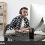 persona-estudiando-frente-a-computadora-moderna