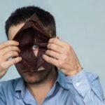 Por qué mi Billetera Santa Fe no me permite enviar dinero persona-frustrada-con-billetera-digital-abierta