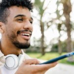 Cómo Contactar al Soporte de DIM Com AR por Teléfono persona-hablando-por-telefono-con-auriculares