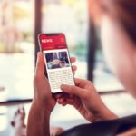 persona-leyendo-noticias-en-dispositivo-movil