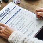 Cómo Realizar una Denuncia por Accidente en Prevención ART persona-llenando-formulario-de-denuncia-accidente