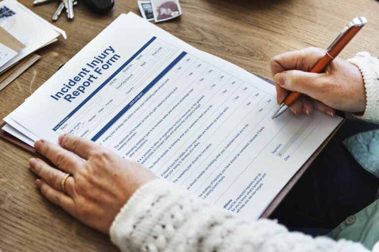Cómo Realizar una Denuncia por Accidente en Prevención ART 2 persona llenando formulario de denuncia accidente