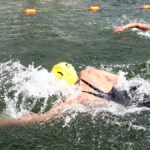 persona-luchando-contra-corriente-de-rio-profunda