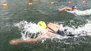 persona luchando contra corriente de rio profunda