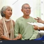 Cuánto se paga por acompañar a personas mayores en Argentina persona-mayor-sonriendo-con-cuidador-atento