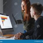 persona-mostrando-dni-frente-a-computadora