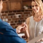 Cómo se dice en inglés "Cómo es tu nombre" Guía práctica sencilla persona-preguntando-nombre-en-conversacion-amistosa