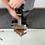 Qué Nos Cuenta La Canción "Lo Que Quisimos Ser" persona-reflexionando-junto-a-una-guitarra-acustica