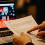 Cómo Solicitar Asistencia al Desempleado en San Luis Fácilmente persona-revisando-documentos-con-computadora-portatil