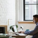 Dónde Encontrar Ofertas de Trabajo Desde Casa en Rosario persona-trabajando-desde-casa-con-laptop