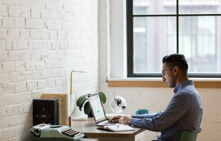 Dónde Encontrar Ofertas de Trabajo Desde Casa en Rosario 14 persona trabajando desde casa con laptop