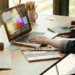 Cómo Encontrar Trabajo en Diseño Gráfico: Consejos y Recursos persona-trabajando-en-computadora-con-diseno-grafico