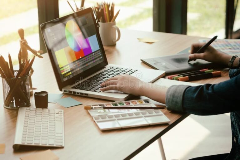 Cómo Encontrar Trabajo en Diseño Gráfico: Consejos y Recursos 11 persona trabajando en computadora con diseno grafico