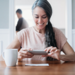 persona-usando-celular-para-turno-banco