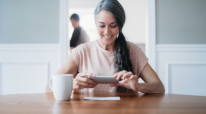 persona usando celular para turno banco