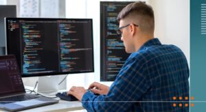 persona usando computadora con codigo abierto