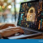 Cómo Consultar tu CUIL Usando el DNI Desde Internet persona-usando-computadora-con-dni-visible