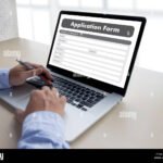 Cómo puedo inscribirme al Plan Progresar en Argentina fácilmente persona-usando-computadora-con-formulario-online