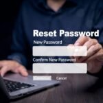 Cómo puedo recuperar mi contraseña de Gmail fácilmente persona-usando-computadora-con-pantalla-de-recuperacion-de-contrasena