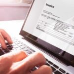 Cómo hacer factura electrónica en AFIP fácil y rápido paso a paso persona-usando-computadora-para-facturacion-electronica