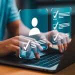 persona-usando-computadora-para-tramites-online