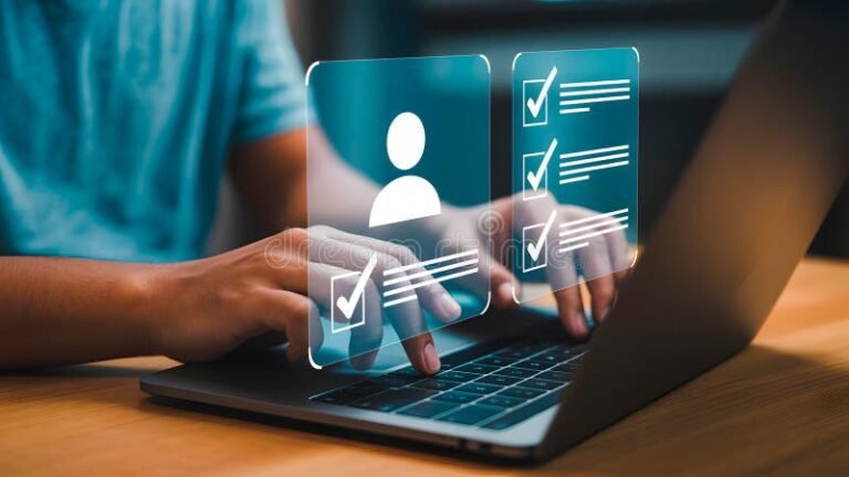 Cómo Obtener el Código de ANSES Rápida y Fácilmente 41 persona usando computadora para tramites online