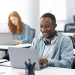 Cómo acceder y usar el Aula Virtual Nueva Formación eficazmente persona-usando-computadora-portatil-en-aula-moderna