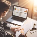 Cómo Obtener Una Factura Electrónica AFIP Con Clave Fiscal Fácilmente persona-usando-computadora-y-clave-fiscal-digital