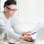 Cómo hacer el ingreso a Pago Mis Cuentas para pagar tus facturas persona-usando-computadora-y-pagando-facturas-online