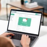 Cómo puedo iniciar sesión en mi cuenta Hotmail fácilmente persona-usando-laptop-con-correo-electronico-abierto