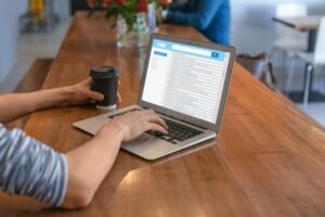 persona usando laptop revisando correo electronico