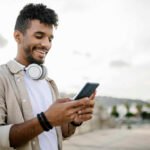 Qué app puedo usar para escuchar música sin conexión a internet persona-usando-smartphone-con-auriculares-puestos