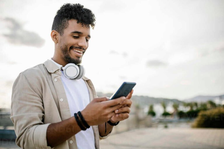 Qué app puedo usar para escuchar música sin conexión a internet 26 persona usando smartphone con auriculares puestos