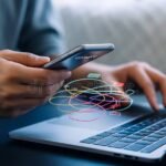 Cómo entrar a Facebook desde cualquier dispositivo fácilmente persona-usando-smartphone-y-laptop-conectados