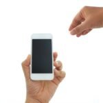 persona-usando-telefono-movil-con-factura-claro