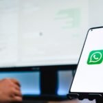 Cómo Poner WhatsApp Web en Tu Computadora Fácil y Rápido persona-usando-whatsapp-web-en-laptop-moderna