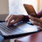 Cómo puedo contactar con el servicio técnico de Conectar Igualdad persona-utilizando-telefono-y-computadora-moderna