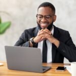 Dónde puedo ver Good Will Hunting en español online persona-viendo-pelicula-en-laptop-sonriente