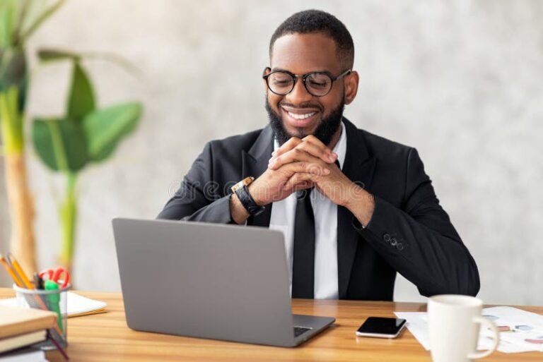 Dónde puedo ver Good Will Hunting en español online 24 persona viendo pelicula en laptop sonriente