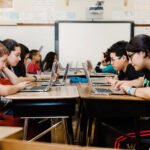 personas-aprendiendo-computacion-en-aula-moderna