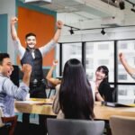 Qué es una Escuela de Marketing y Web y cómo elegir la mejor personas-aprendiendo-marketing-digital-en-aula-moderna