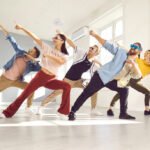 Qué es Artes del Movimiento UNA y qué carreras ofrece personas-bailando-en-estudio-de-danza