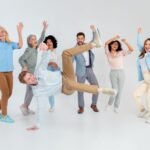 Cuáles son las mejores frases motivadoras para el Día del Trabajador personas-celebrando-juntos-en-ambiente-laboral-alegre