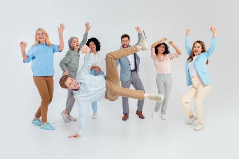 personas celebrando juntos en ambiente laboral alegre