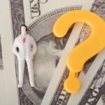 Quiénes No Están Incluidos En La Devolución Del IVA En Argentina personas-con-signos-de-interrogacion-y-billetes