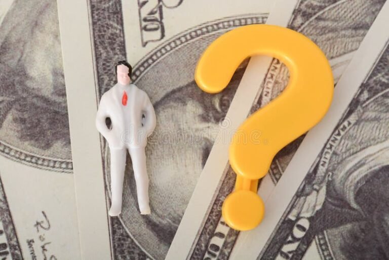 personas con signos de interrogacion y billetes