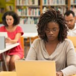 Dónde Encontrar Cursos y Talleres Gratuitos Online y Presenciales personas-estudiando-en-aula-y-computadora